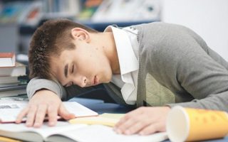 Buồn ngủ nhiều: Nguyên nhân, hậu quả và cách khắc phục