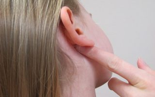 Mụn ở tai: Nguyên nhân, triệu chứng và cách điều trị hiệu quả
