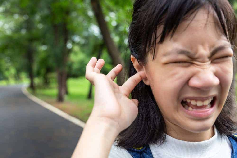 Ngứa tai phải là điềm gì? Nguyên nhân và cách chữa trị hiệu quả
