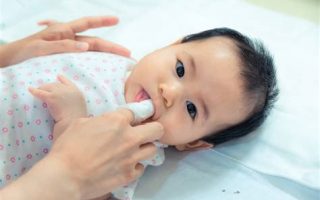 Rơ lưỡi cho trẻ sơ sinh: Tại sao lại quan trọng? Cách rơ lưỡi an toàn và hiệu quả