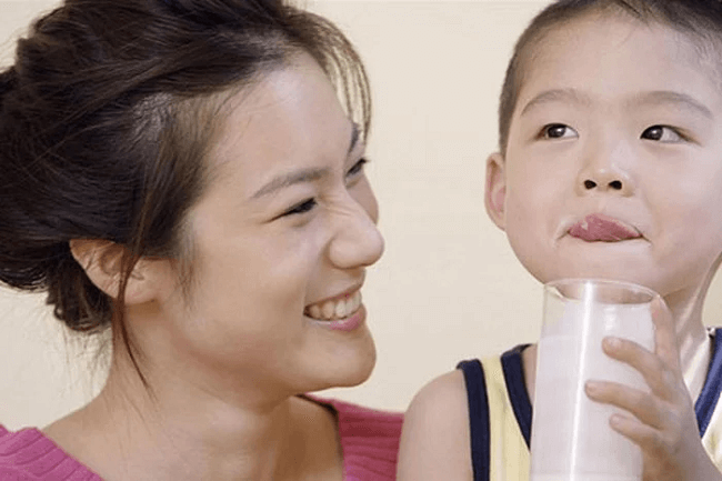 Sữa cho bé 2 tuổi: Loại nào tốt nhất? Bạn có biết sữa tươi có thể gây hại cho trẻ?