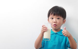 Sữa tươi cho bé 2 tuổi: Lợi ích, cách chọn và lưu ý khi sử dụng