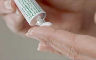 Thuốc bôi viêm nang lông: Cách chọn, sử dụng và lưu ý khi dùng