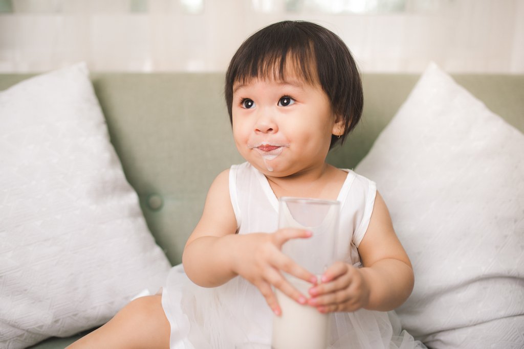 Sữa tươi cho bé 2 tuổi: Những điều bạn cần biết để chăm sóc con yêu